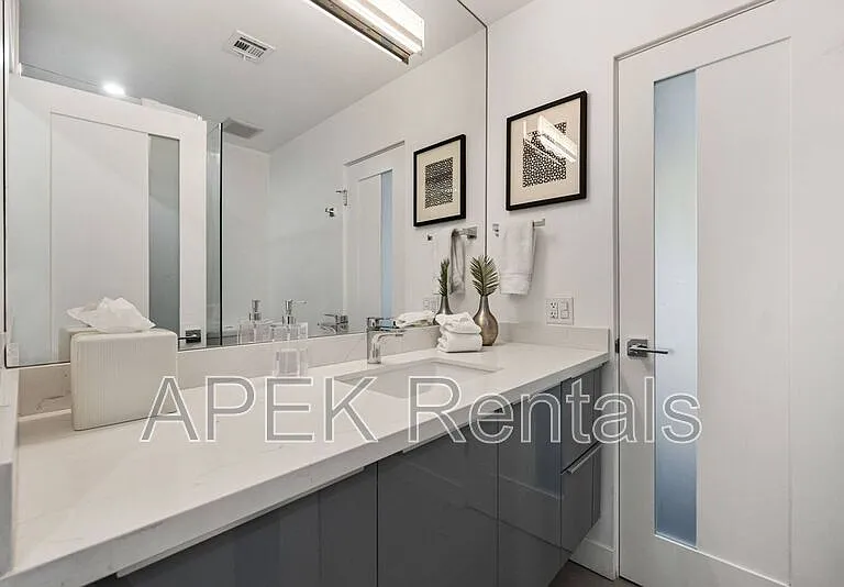 945 N Buttonwillow Cir — Photo 27