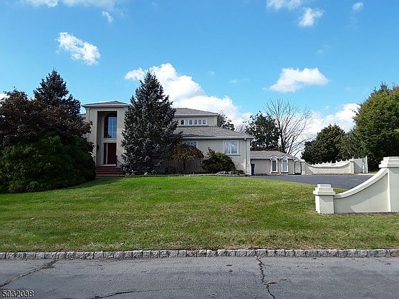 4th image of 22 Ewing Dr