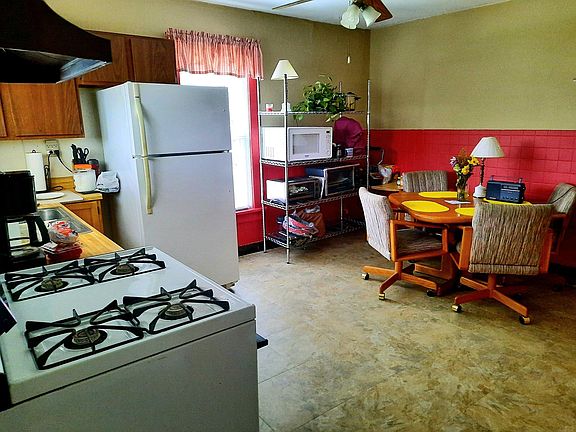 Spacious eat-in kitchen