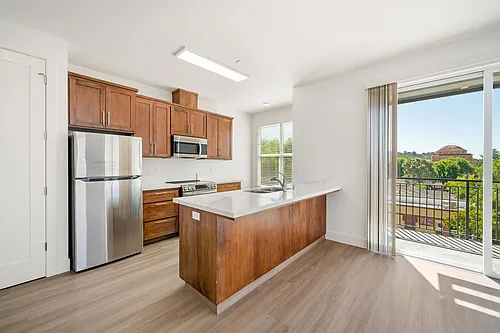 5802 Traffic Way #304 Photo 1