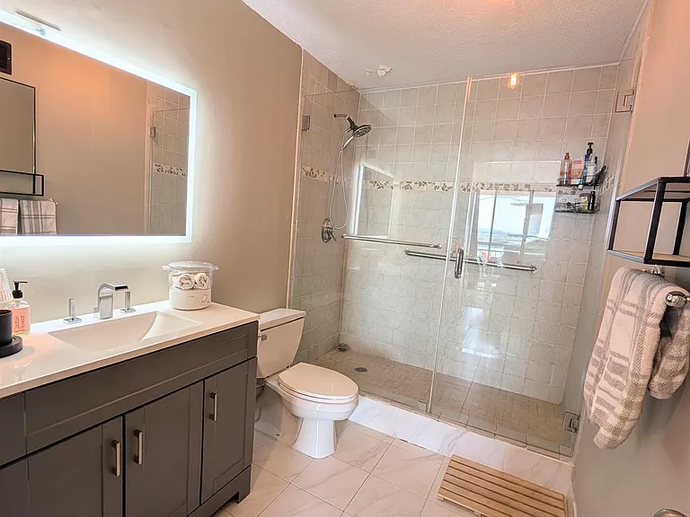 616 Harmon Cove Tower — Photo 9