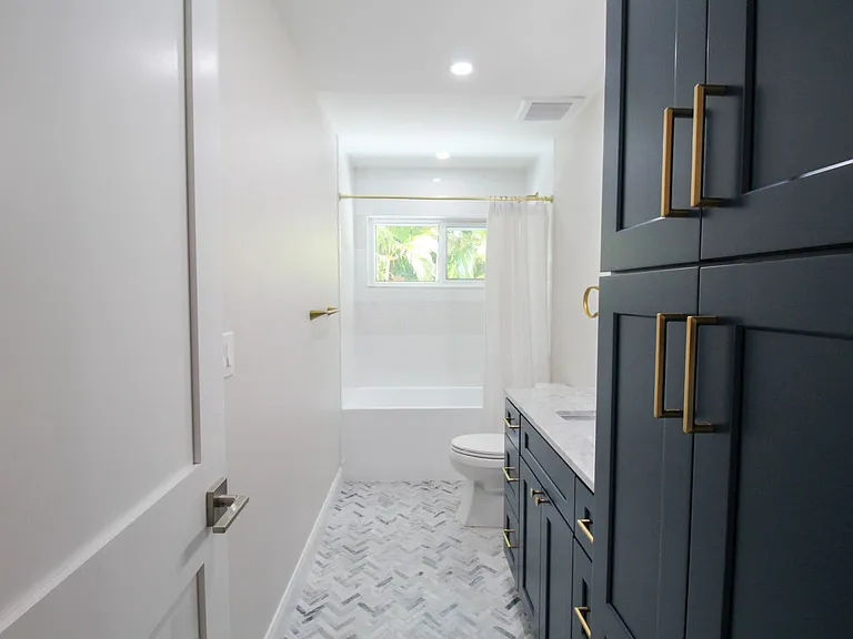 691 Russell St — Photo 13