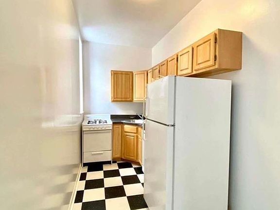 3rd image of 214 6th Ave #2
