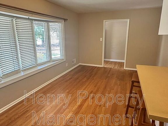 5th image of 713 Spring St