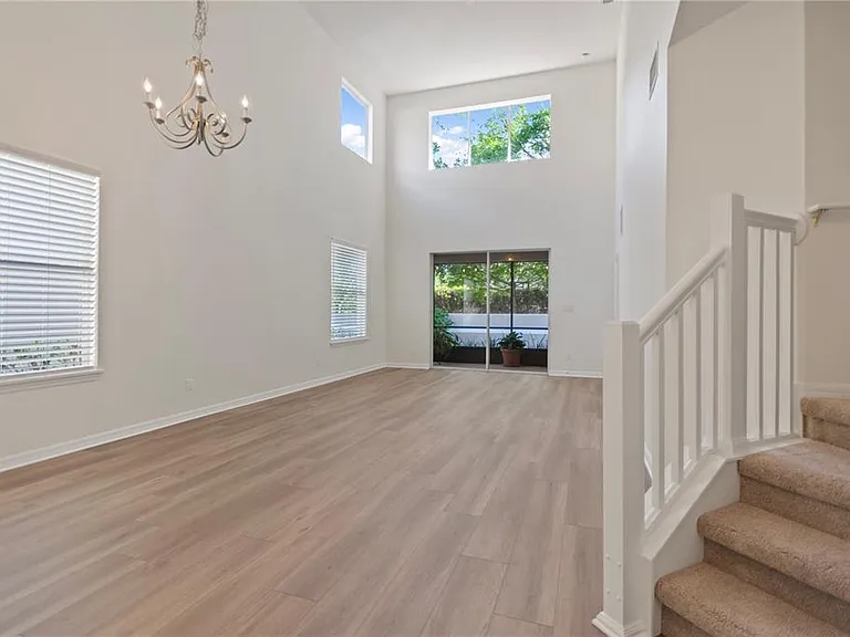 118 Chippendale Ter — Photo 3