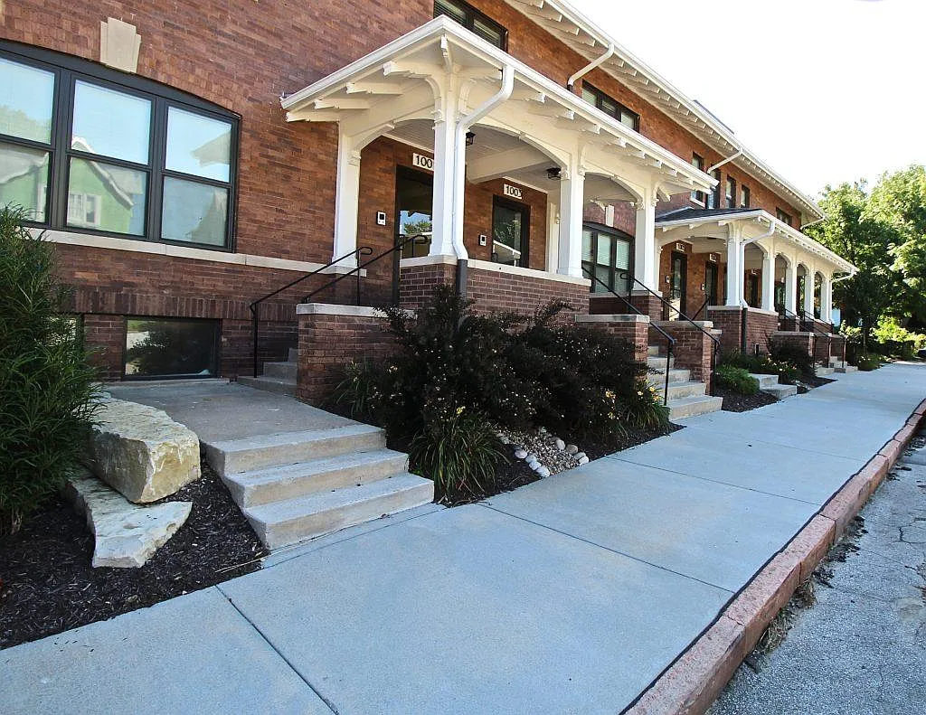 1011 S 30th Avenue - 1001-01 — Photo 3