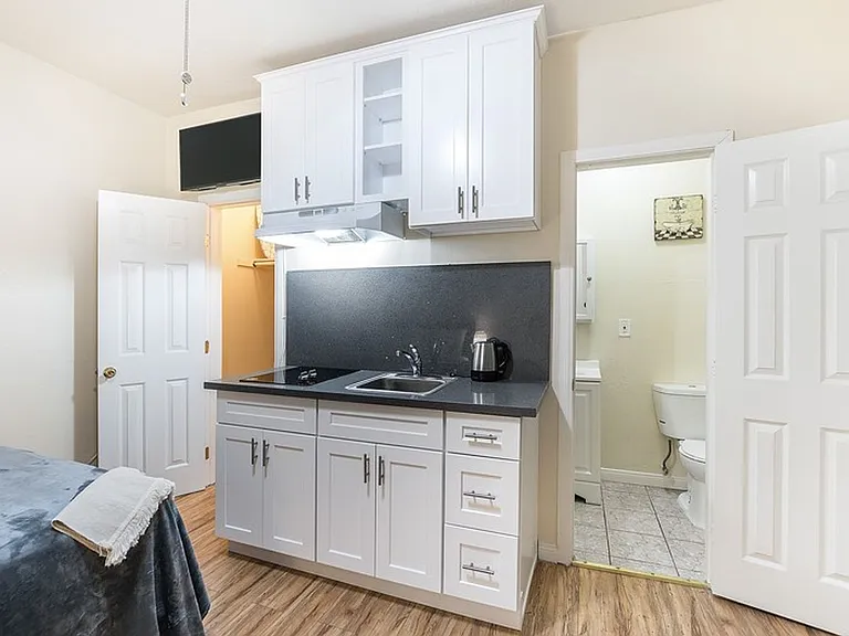 Soto Rose Apartments — Photo 31