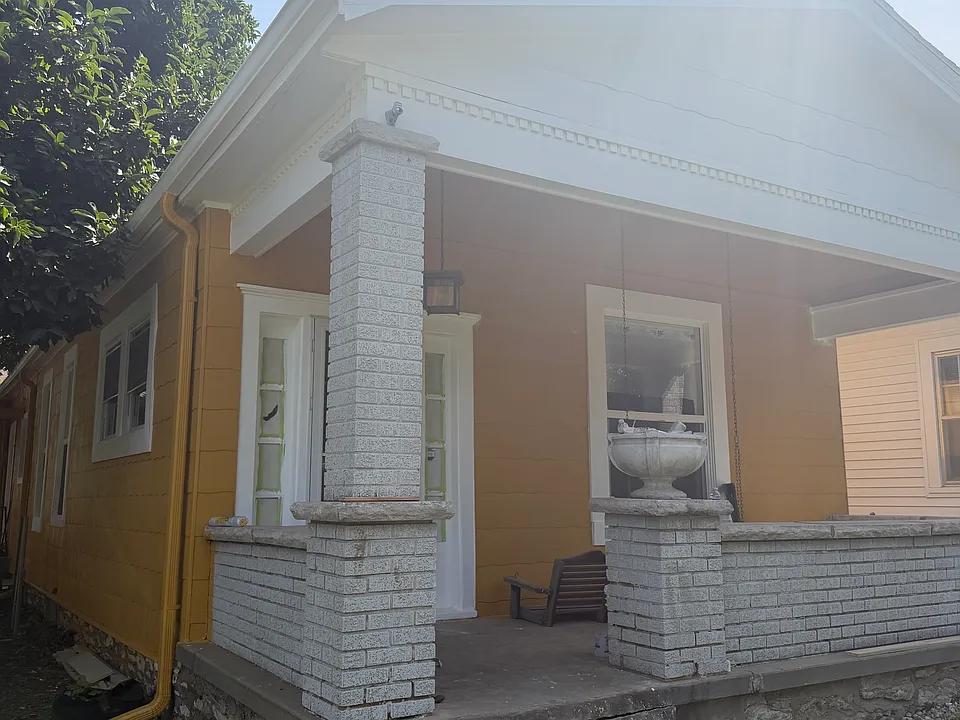 823 W 40th St