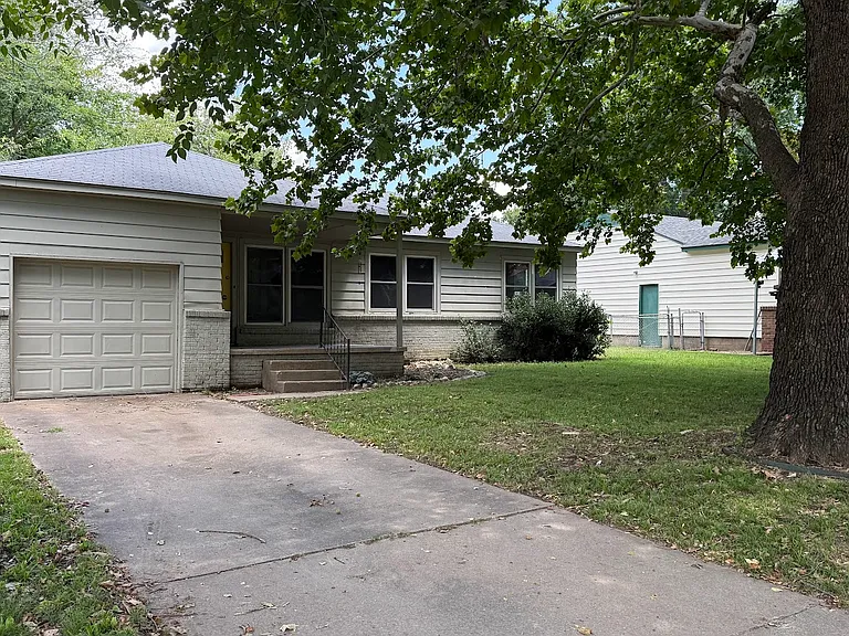 1621 S Ash Pl — Photo 2