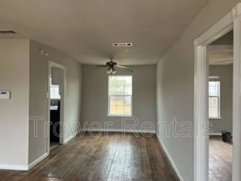 3 bed, 2.0 bath, 1160 sqft, $1,600 — Photo 2