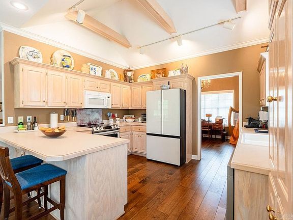 4th image of 800 Double Eagle Dr