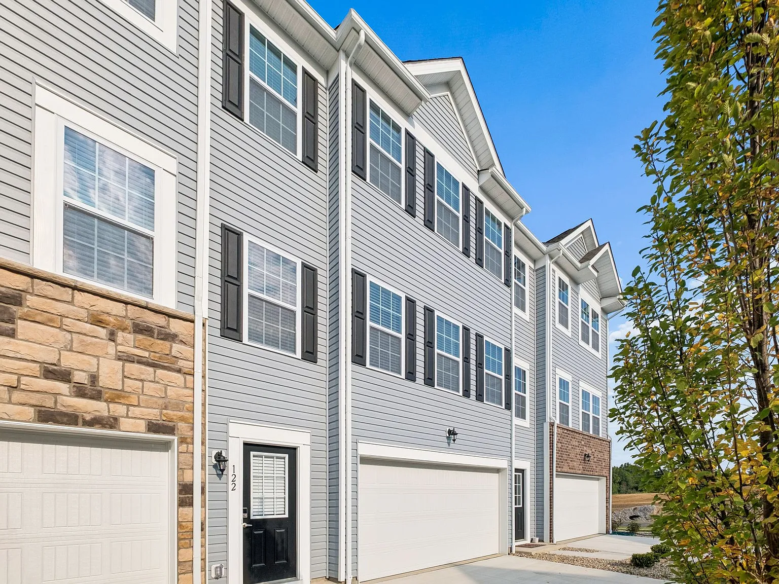 3 bed, 2.5 bath, 1850 sqft, $2,299 — Photo 3