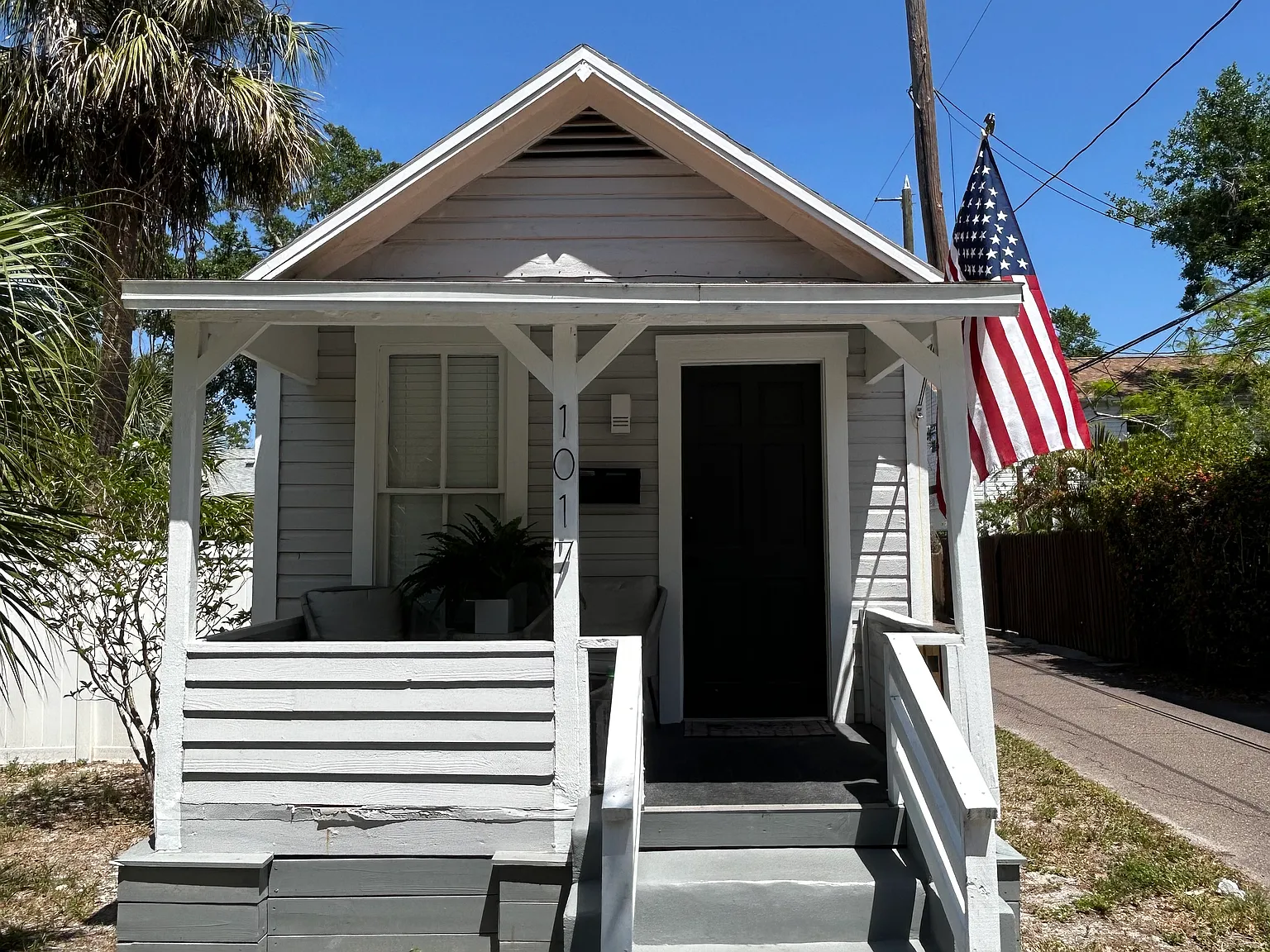 1017 Dartmoor St N — Photo 1