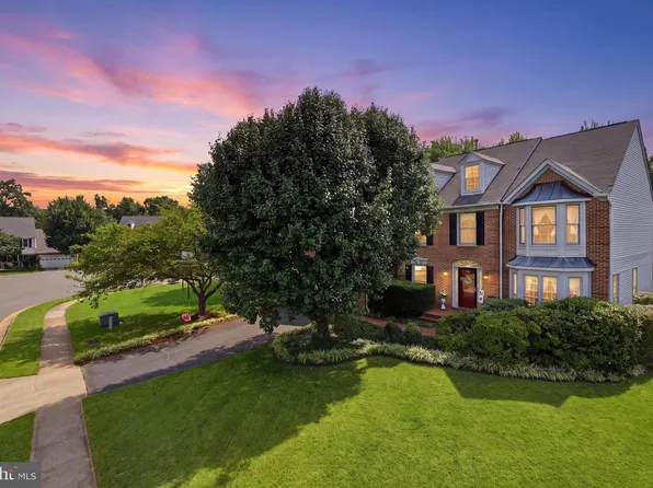 808 Autumn Breeze Ct, Herndon, VA 20170