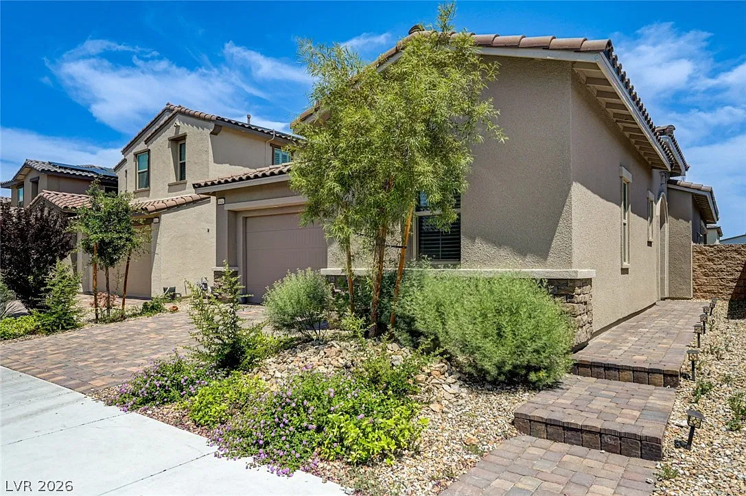3 bed, 2.0 bath, 1717 sqft, $2,600 — Photo 3
