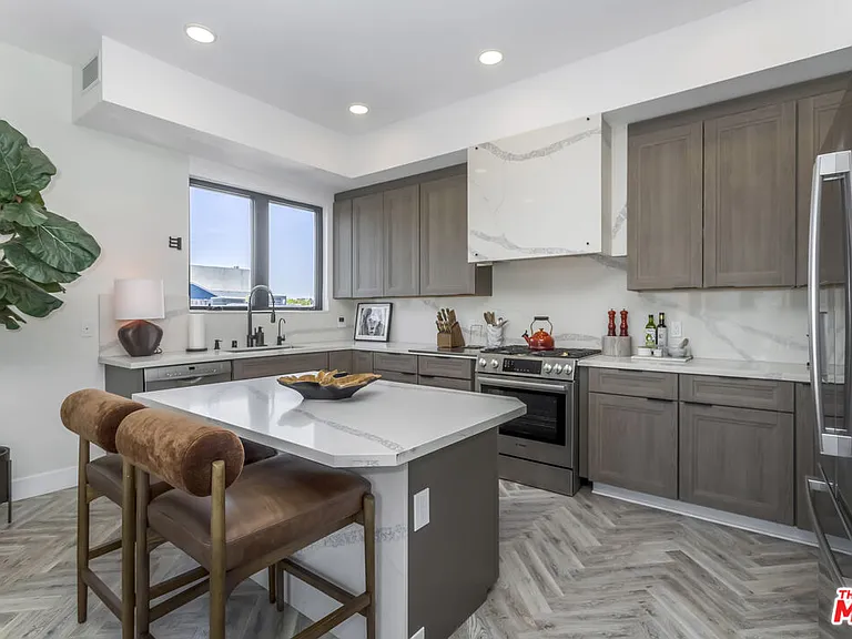 137 N Doheny Dr #4 — Photo 12