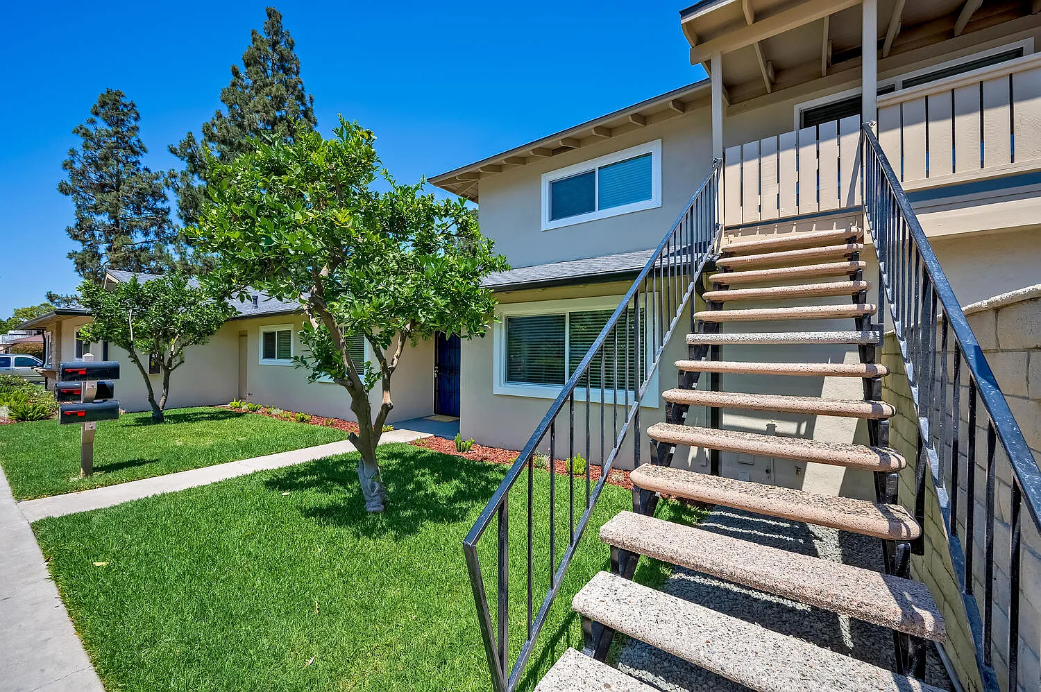2 bed, 900 sqft, $2,500 — Photo 2