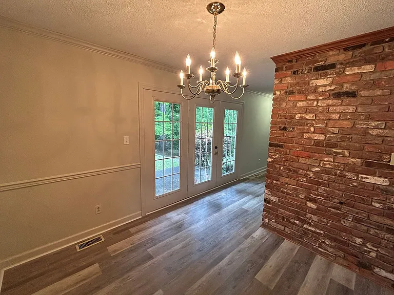 215 York Dr — Photo 7