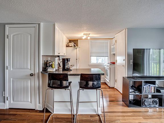 5th image of 3040 James Ave S #3