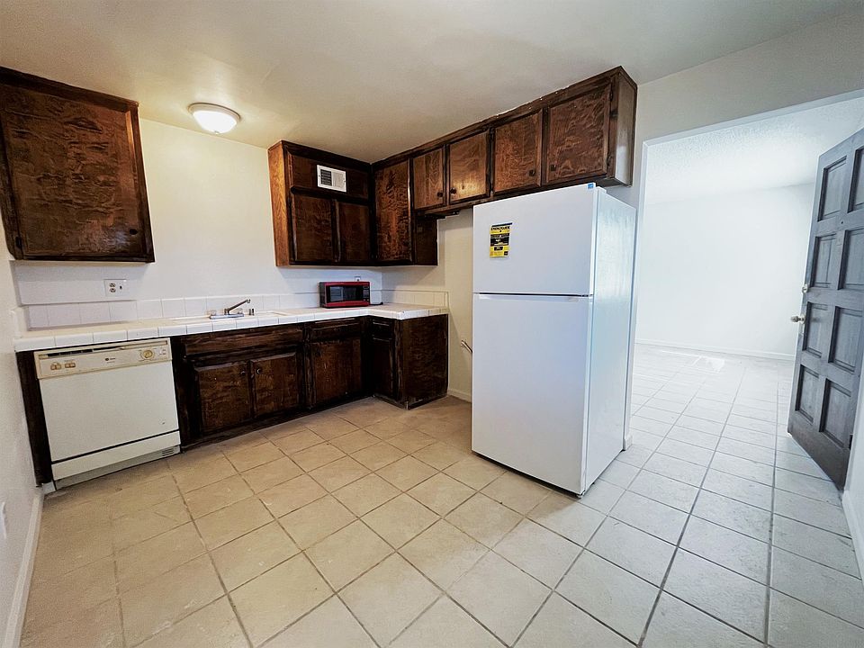 2nd image of 2711 Hollyhock Ln #D