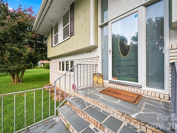3rd image of 706 Springdale Rd