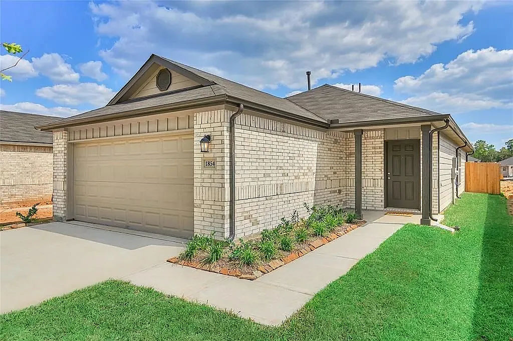 3 bed, 1402 sqft, $2,100 — Photo 1