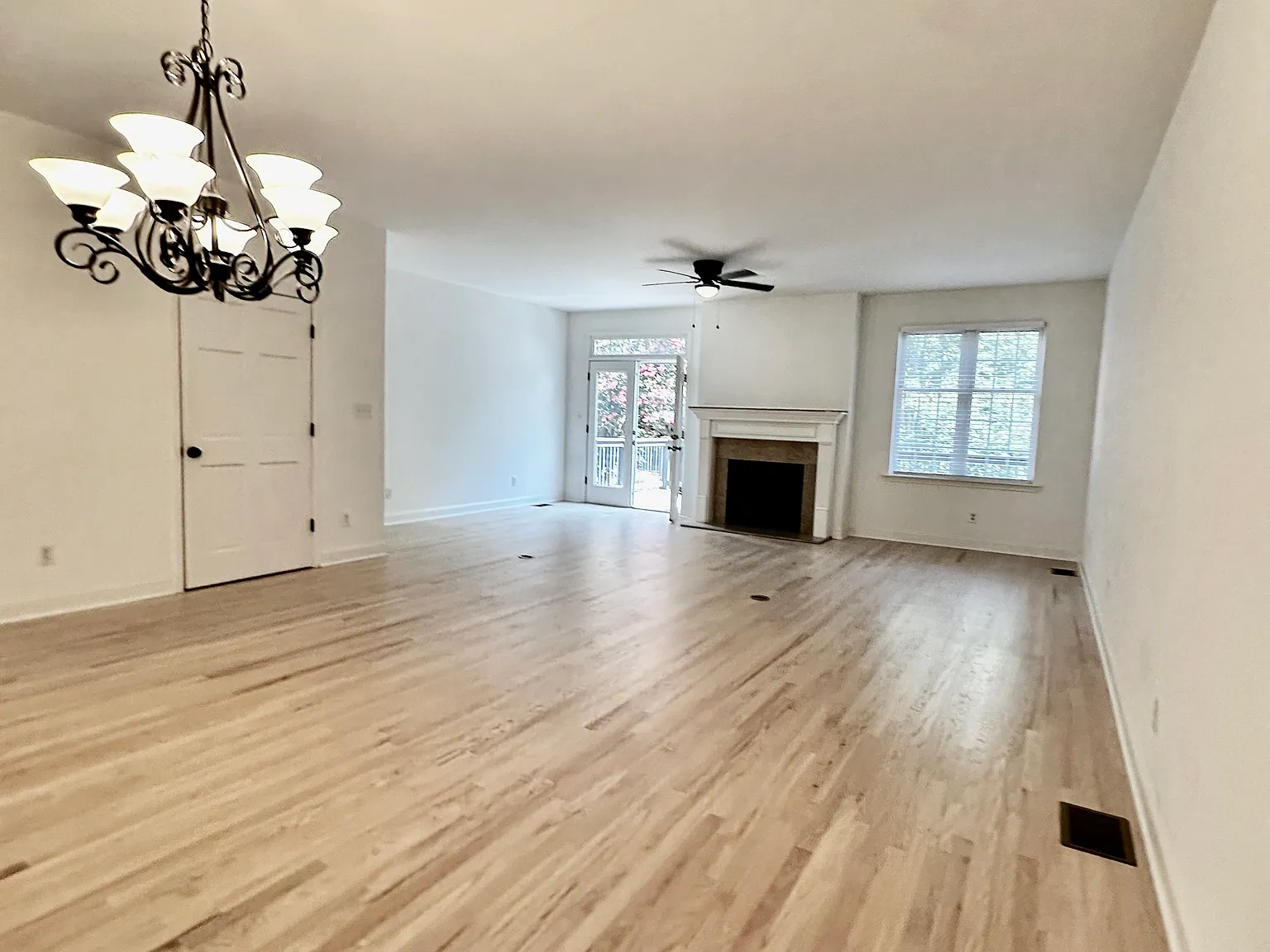 4 bed, 3.5 bath, 2600 sqft, $3,500 — Photo 2