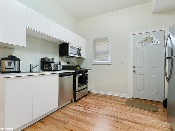 4th image of 3819 W Diversey Ave