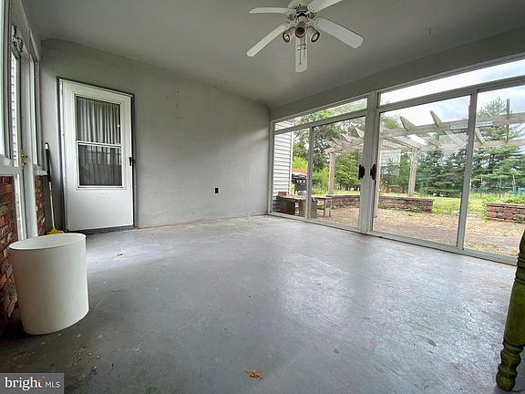 4th image of 844 W Maple Dr