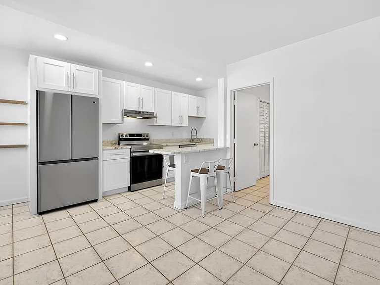412 SE 16th St #3A — Photo 7