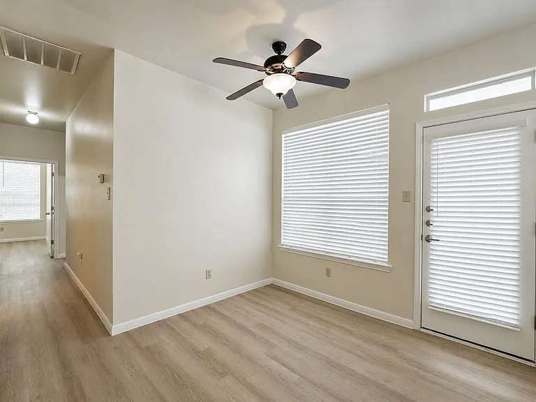 502 Gregory Ct — Photo 9