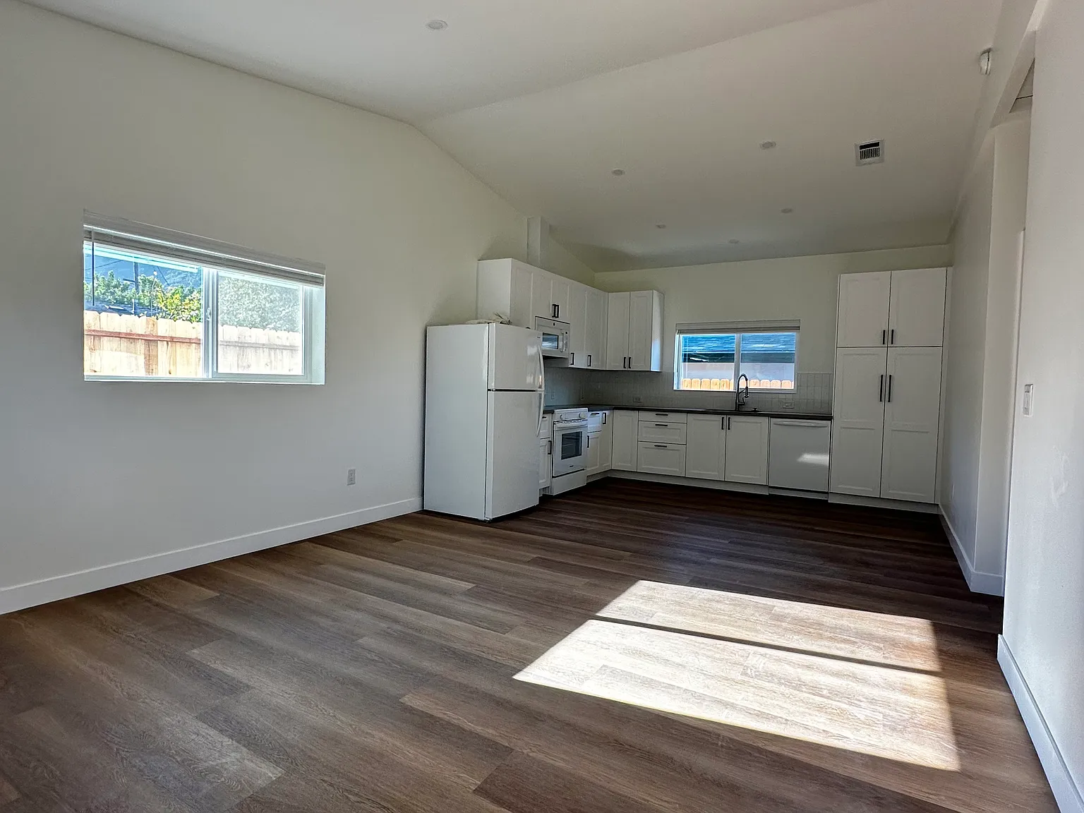 4 bed, 1000 sqft, $4,000 — Photo 2