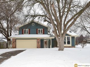 811 Oak Ridge Rd, Papillion, NE 68046