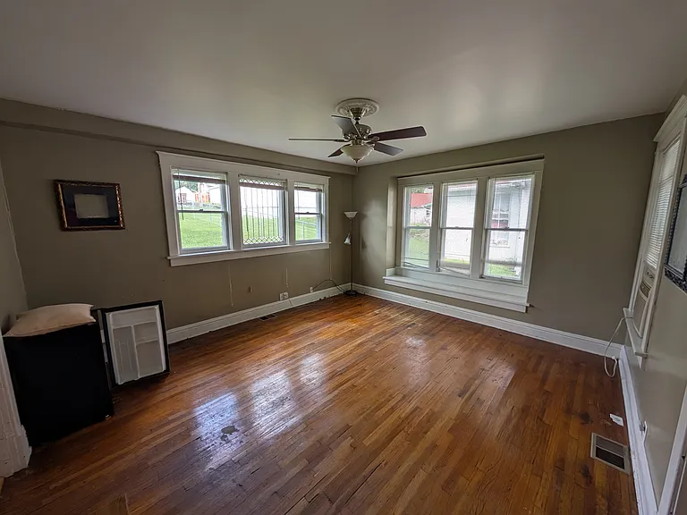 929 Riley St — Photo 9