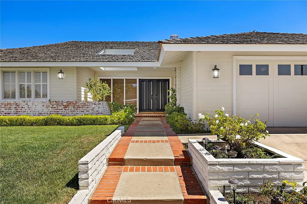 4 bed, 2.5 bath, 2380 sqft, $10,800 — Photo 4