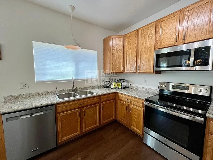 Beautiful 3-Bedroom Thornton Home Near Eastlake Nature Preserve — Photo 4