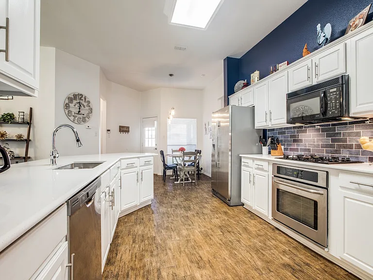 11298 Newberry Dr — Photo 4