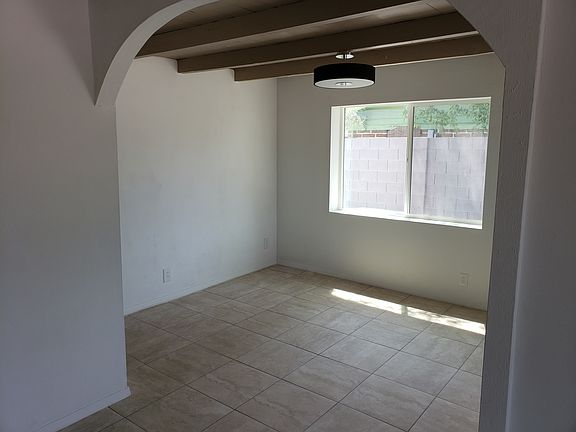 3rd image of 2421 E Amelia Ave