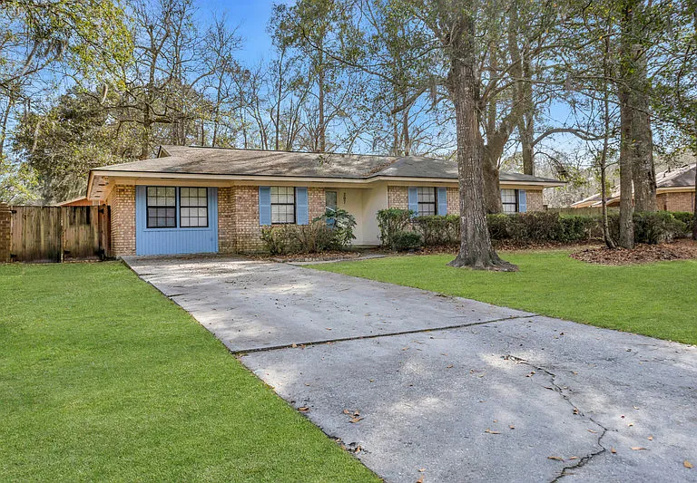 207 Whittington Dr — Photo 1