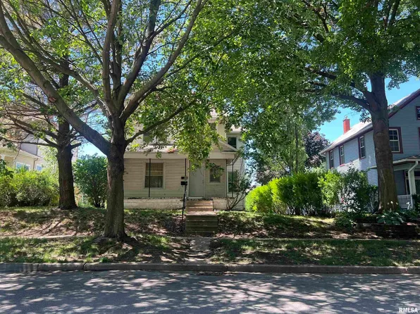 2326 Farnam St, Davenport, IA 52803