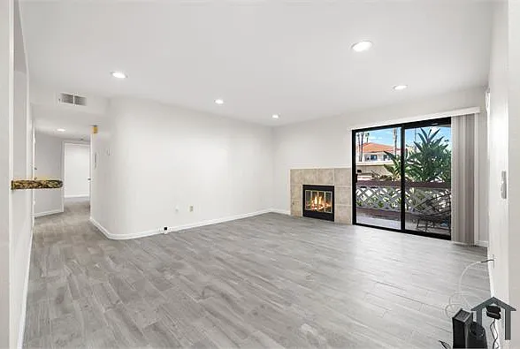 3 bed, 1127 sqft, $3,999 — Photo 2