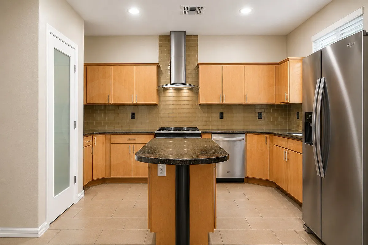 3 bed, 2.5 bath, 1799 sqft, $2,499 — Photo 2