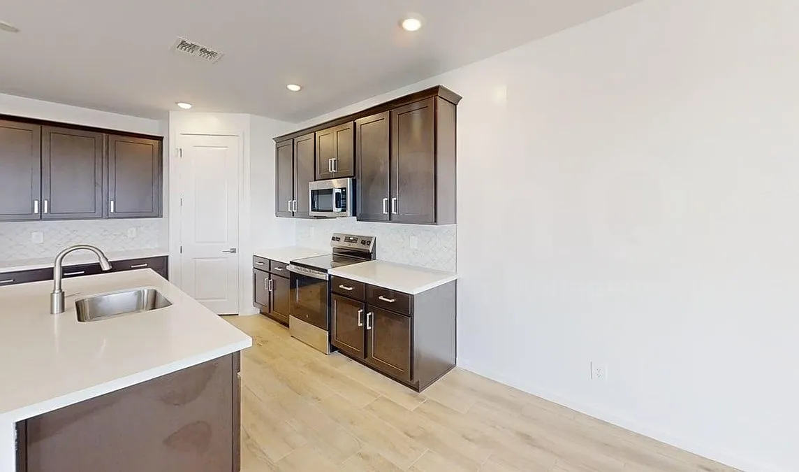 3 bed, 2.5 bath, 1949 sqft, $2,099 — Photo 3