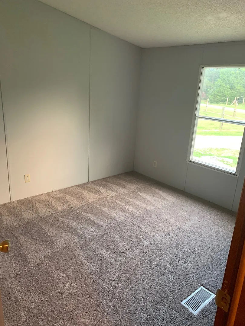 Large Four Bedroom house on nearly an acre — Photo 4