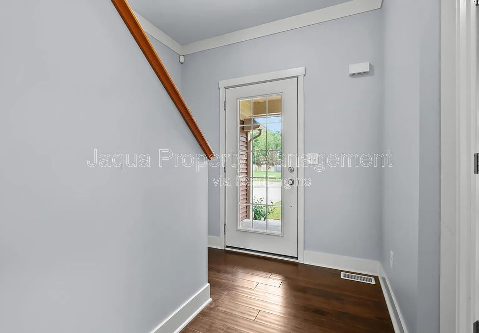 5 bed, 3.5 bath, 3300 sqft, $3,400 — Photo 2
