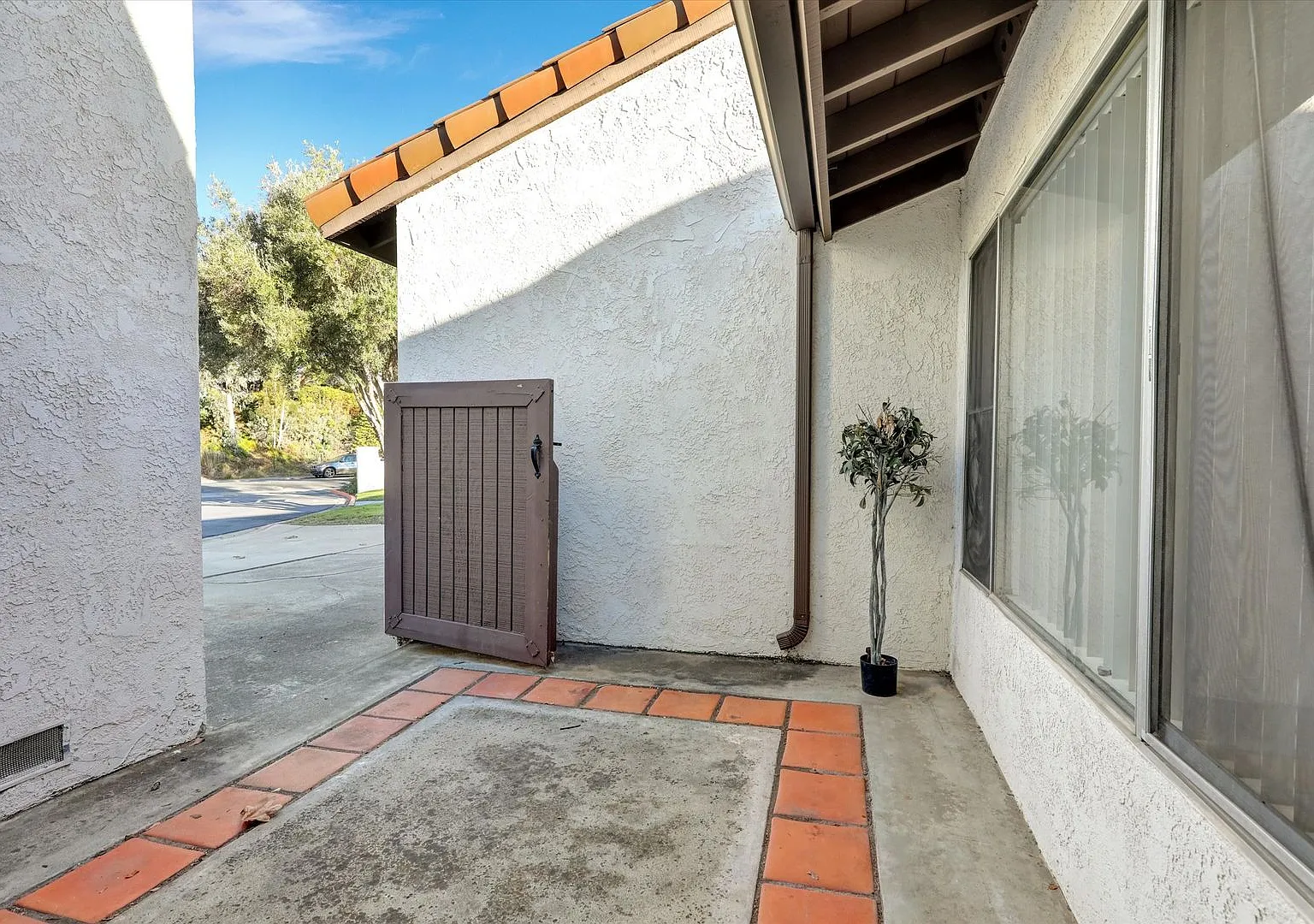 Lovely One Story Condo With One Car Garage — Photo 4
