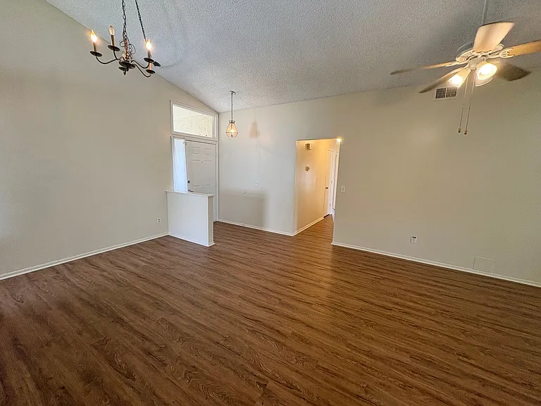 2224 Fairmont Cir — Photo 3