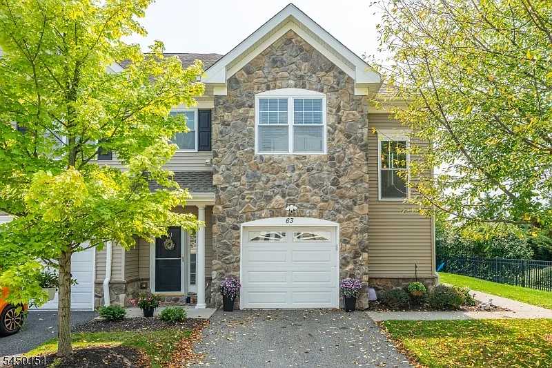 63 Red Oak Ct