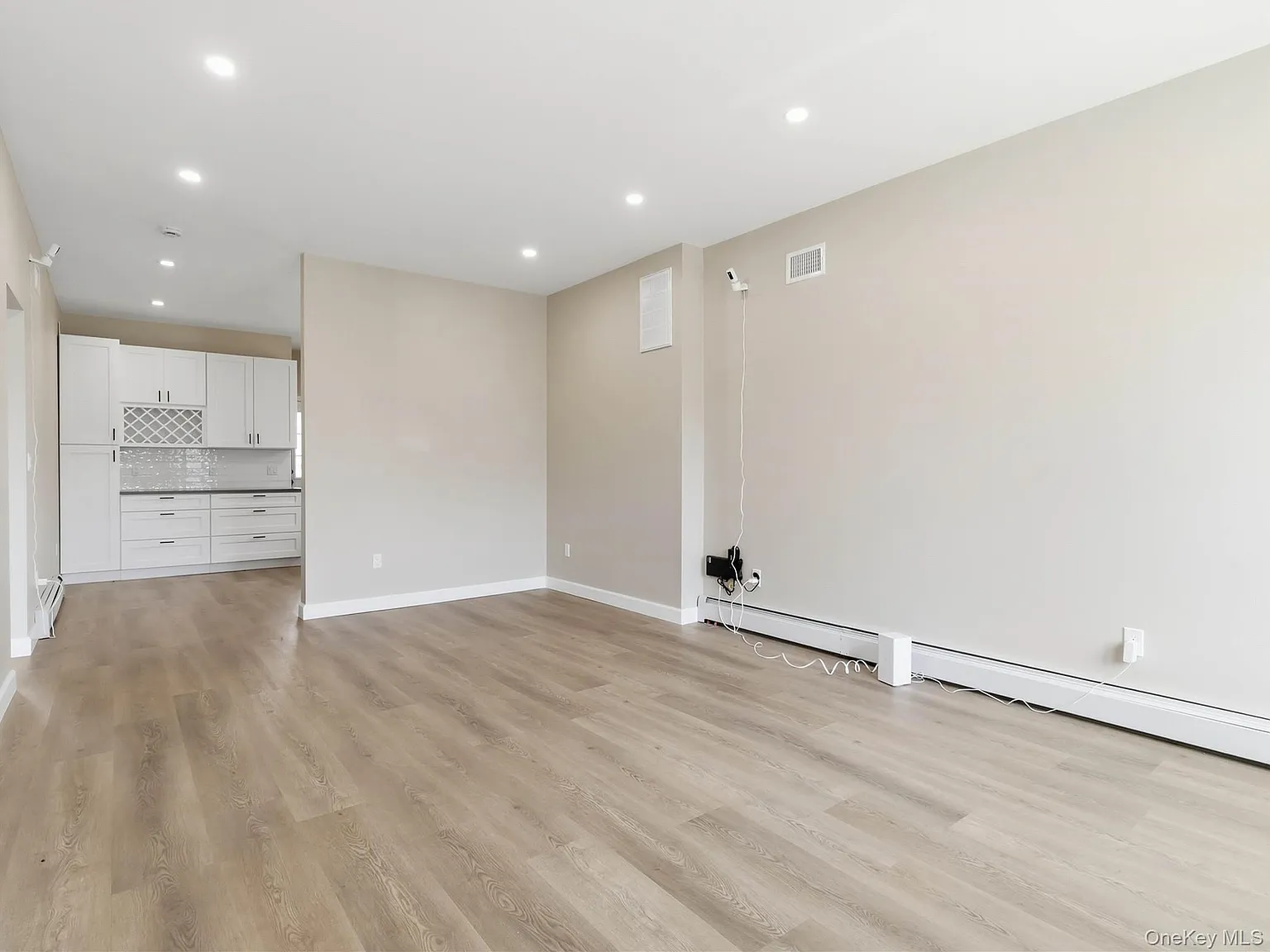 3 bed, 1.5 bath, 948 sqft, $7,200 — Photo 3