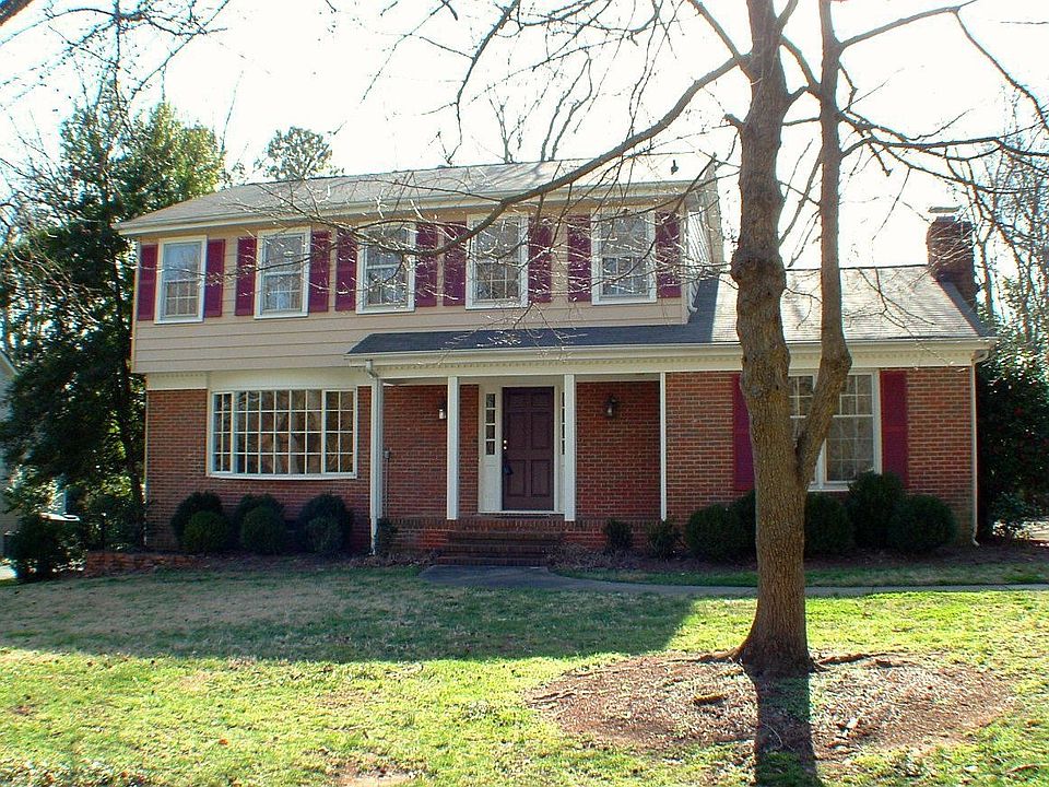 Nice curb appeal - great location!